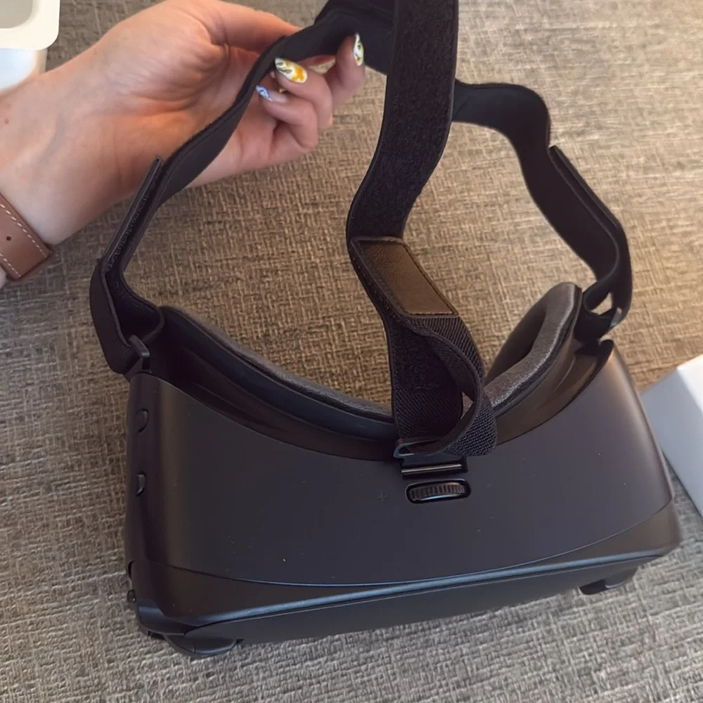 Samsung Gear VR headset - powered by Oculus